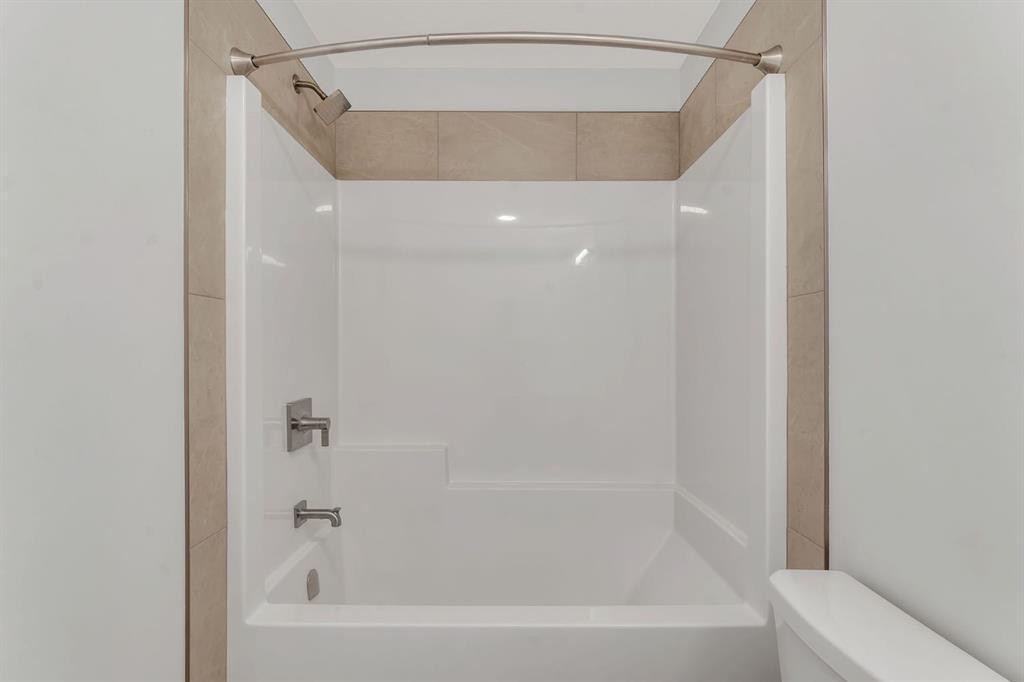 7 Heritage Heath, Cochrane, AB - Indoor Photo Showing Bathroom