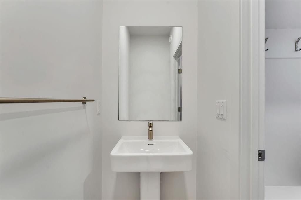 7 Heritage Heath, Cochrane, AB - Indoor Photo Showing Bathroom