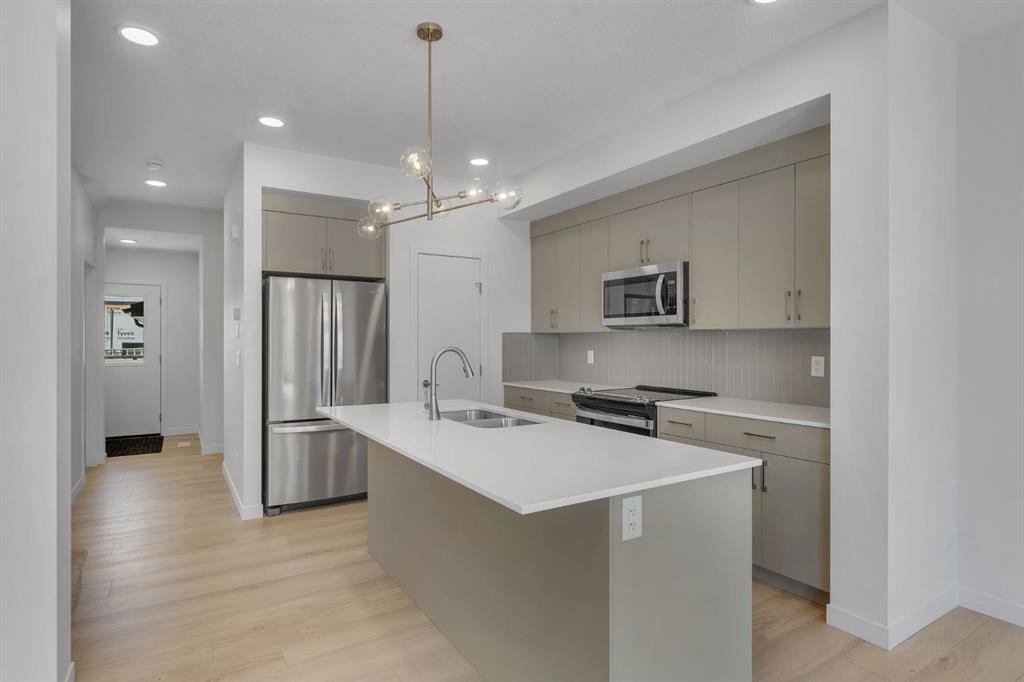 7 Heritage Heath, Cochrane, AB - Indoor Photo Showing Kitchen With Double Sink With Upgraded Kitchen