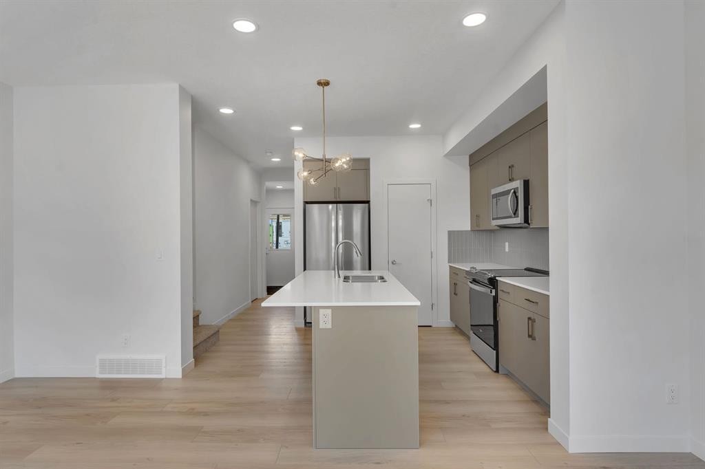 7 Heritage Heath, Cochrane, AB - Indoor Photo Showing Kitchen With Upgraded Kitchen