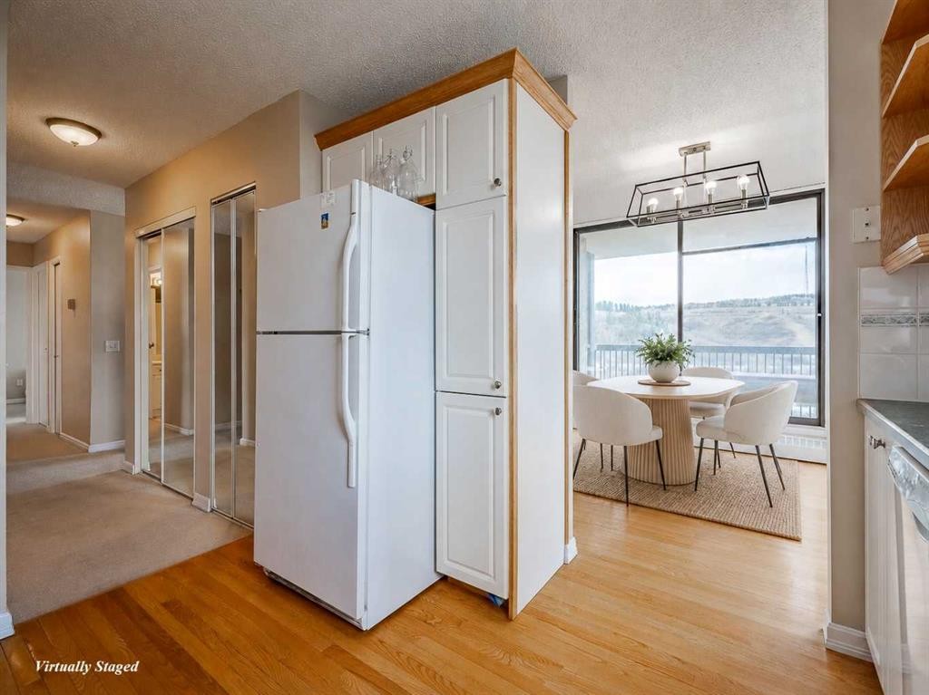 1002-145 Point Drive Nw, Calgary, AB - Indoor Photo Showing Kitchen