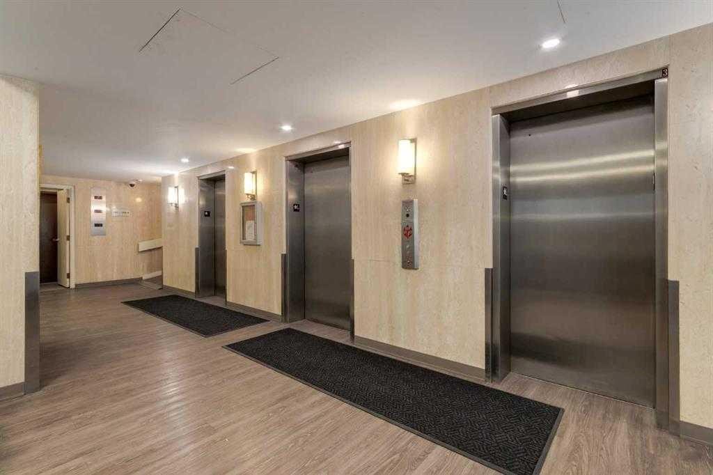 1002-145 Point Drive Nw, Calgary, AB - Indoor Photo Showing Other Room