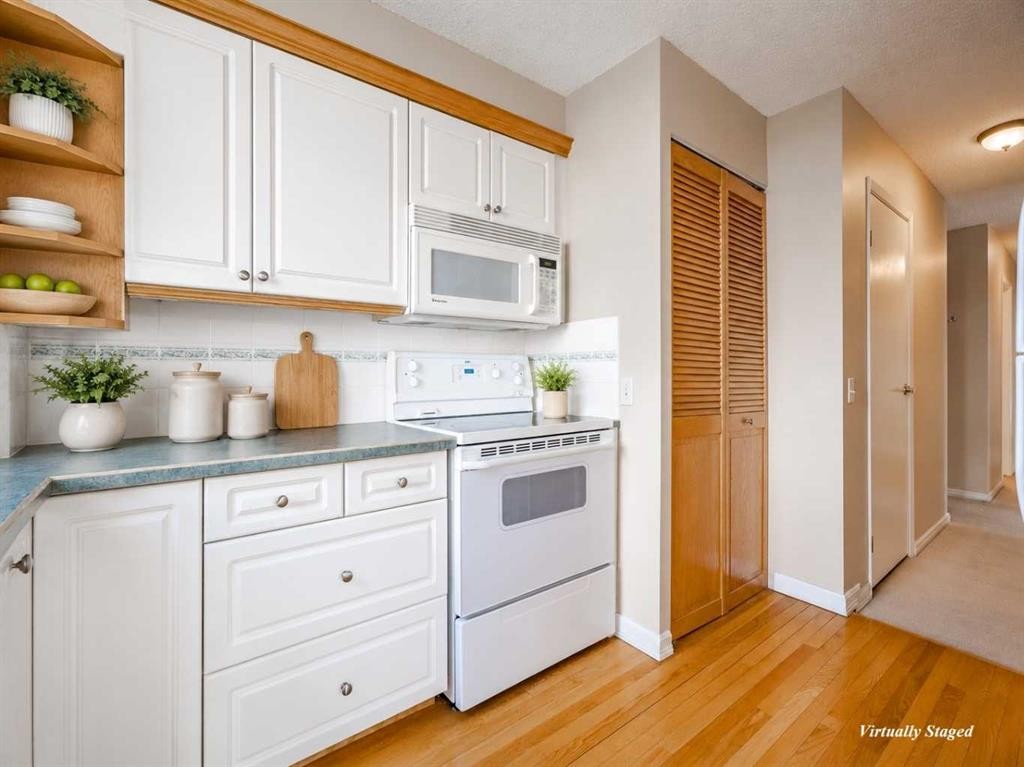 1002-145 Point Drive Nw, Calgary, AB - Indoor Photo Showing Kitchen