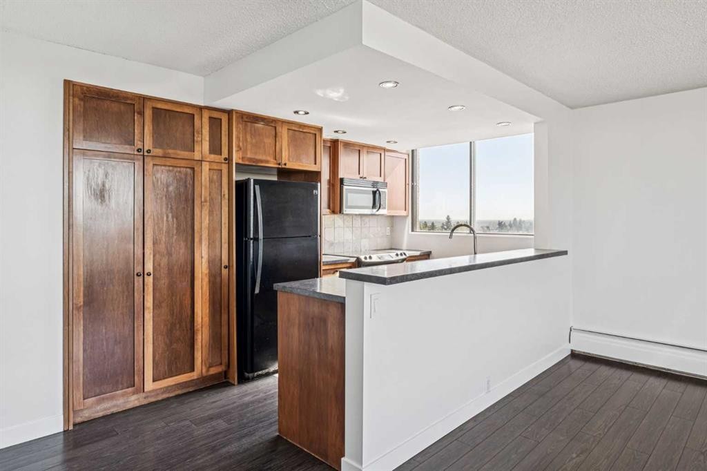 701-2909 17 Avenue Sw, Calgary, AB - Indoor Photo Showing Kitchen