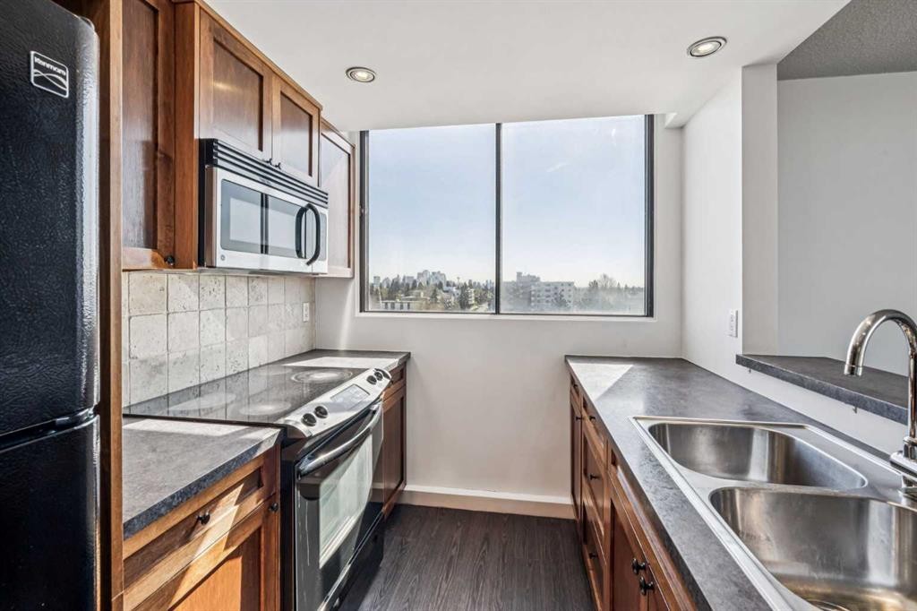 701-2909 17 Avenue Sw, Calgary, AB - Indoor Photo Showing Kitchen With Double Sink