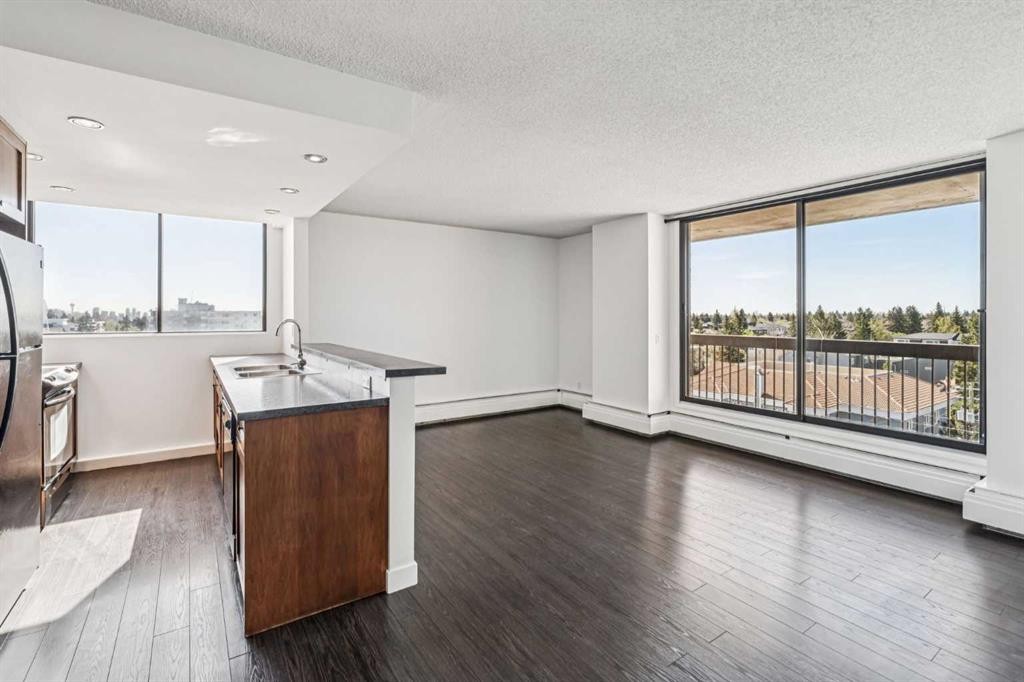701-2909 17 Avenue Sw, Calgary, AB - Indoor Photo Showing Kitchen