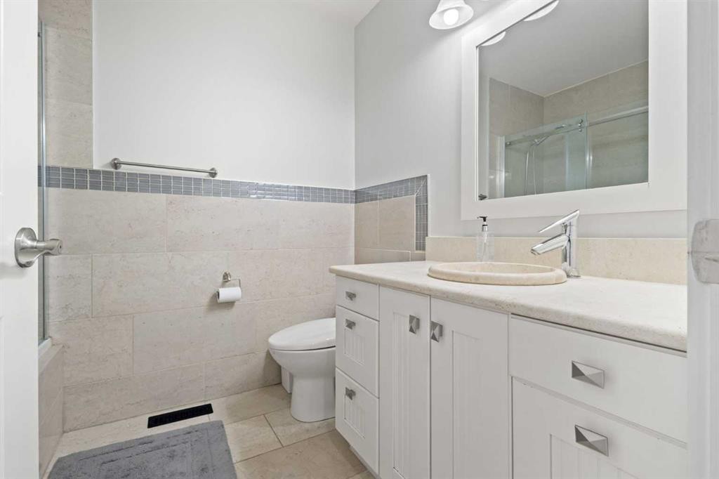 208 Woodpark Place Sw, Calgary, AB - Indoor Photo Showing Bathroom