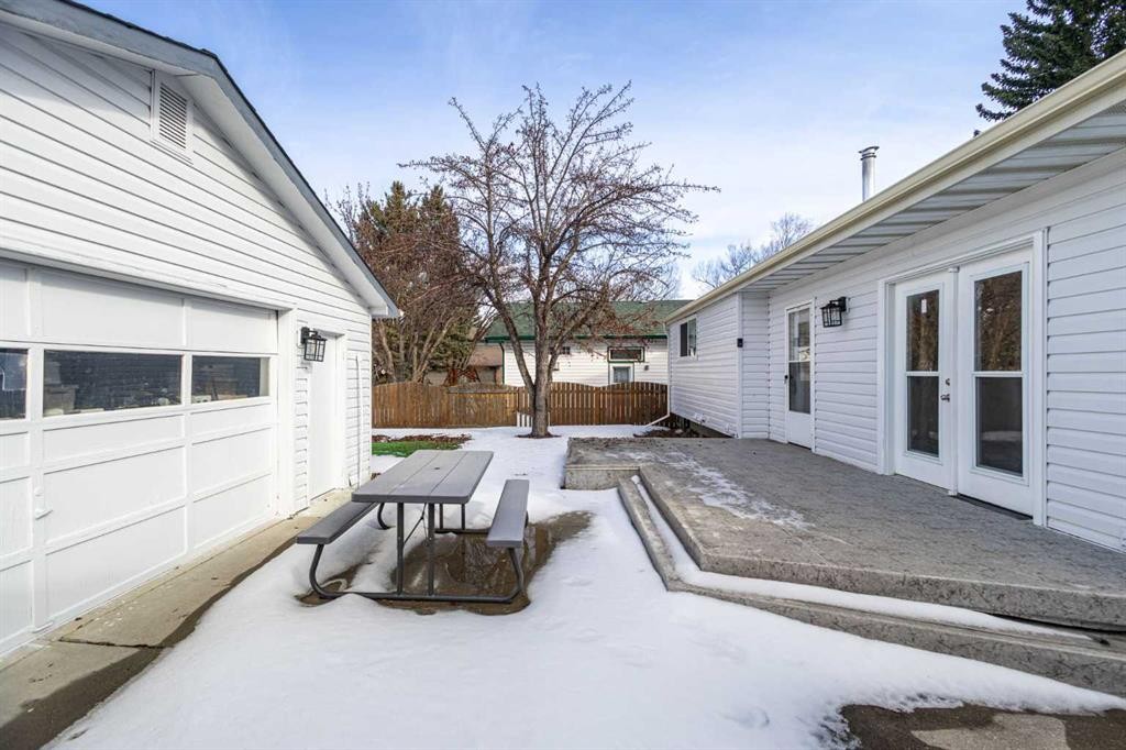 208 Woodpark Place Sw, Calgary, AB - Outdoor