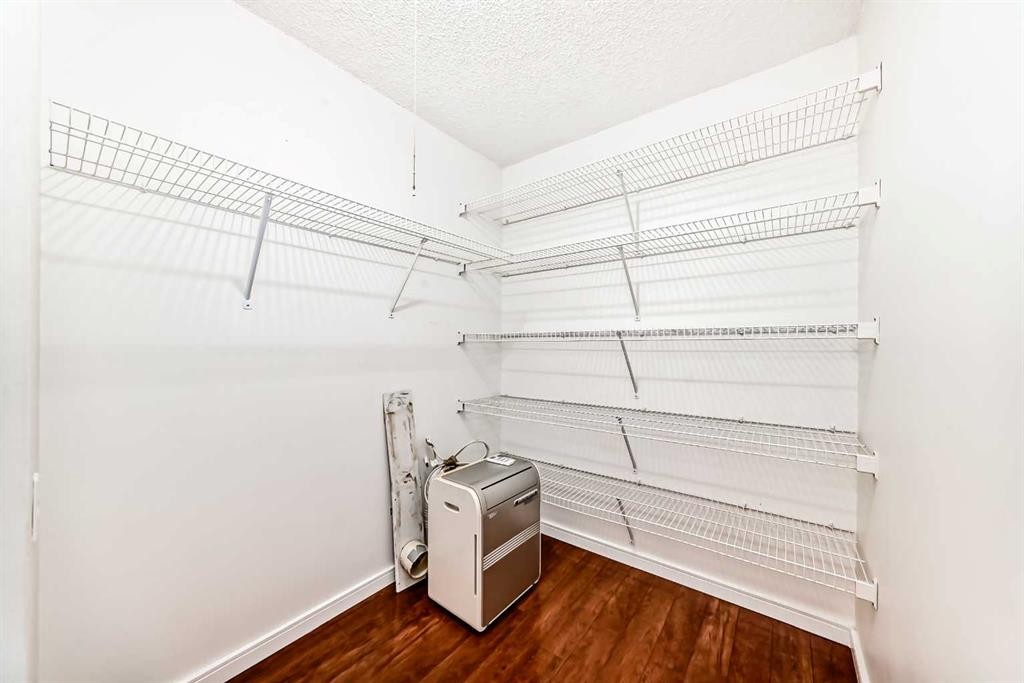 305-10838 108 Street Nw, Edmonton, AB