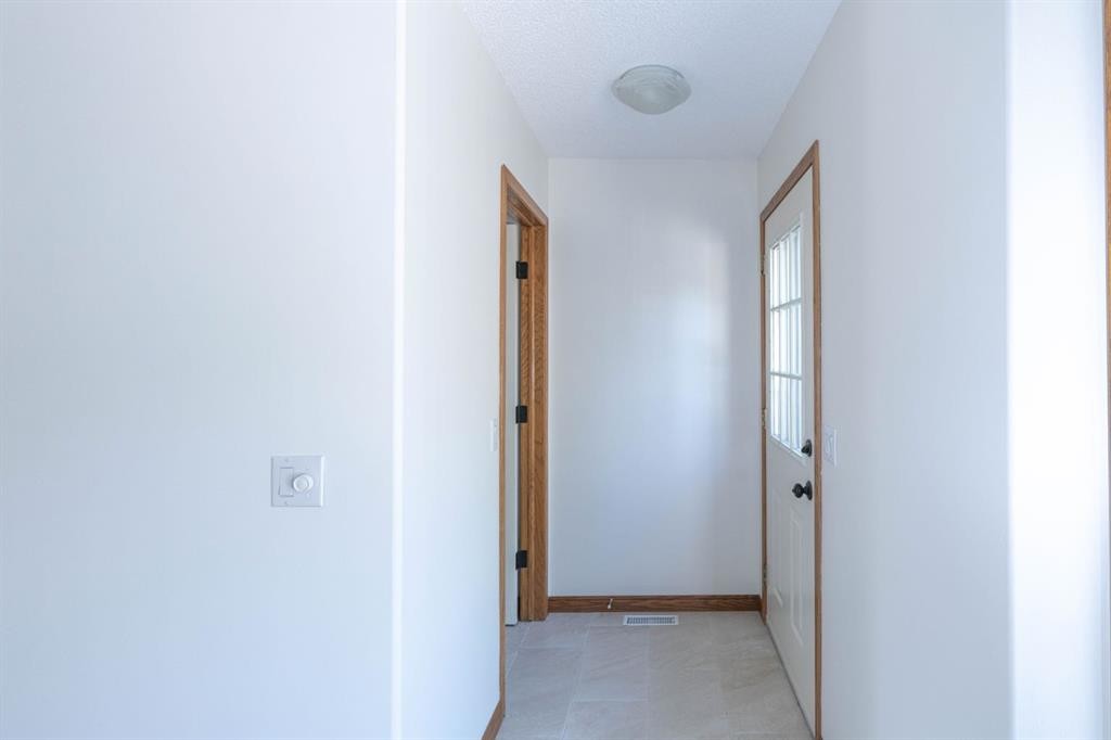 8-120 Ross Avenue, Cochrane, AB