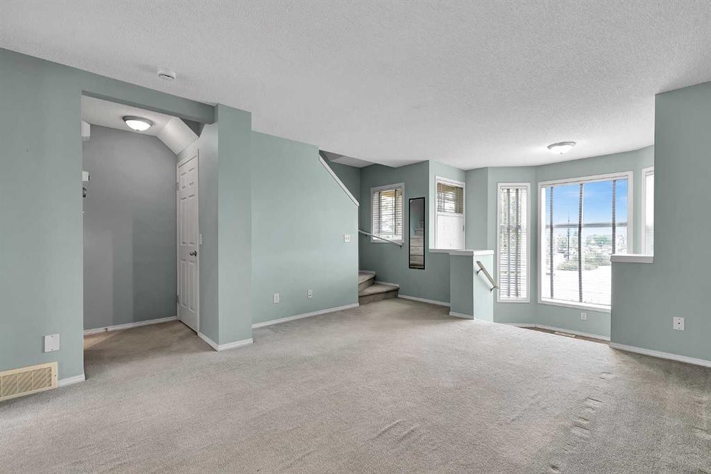 207 Mckenzie Towne Gate Se, Calgary, AB