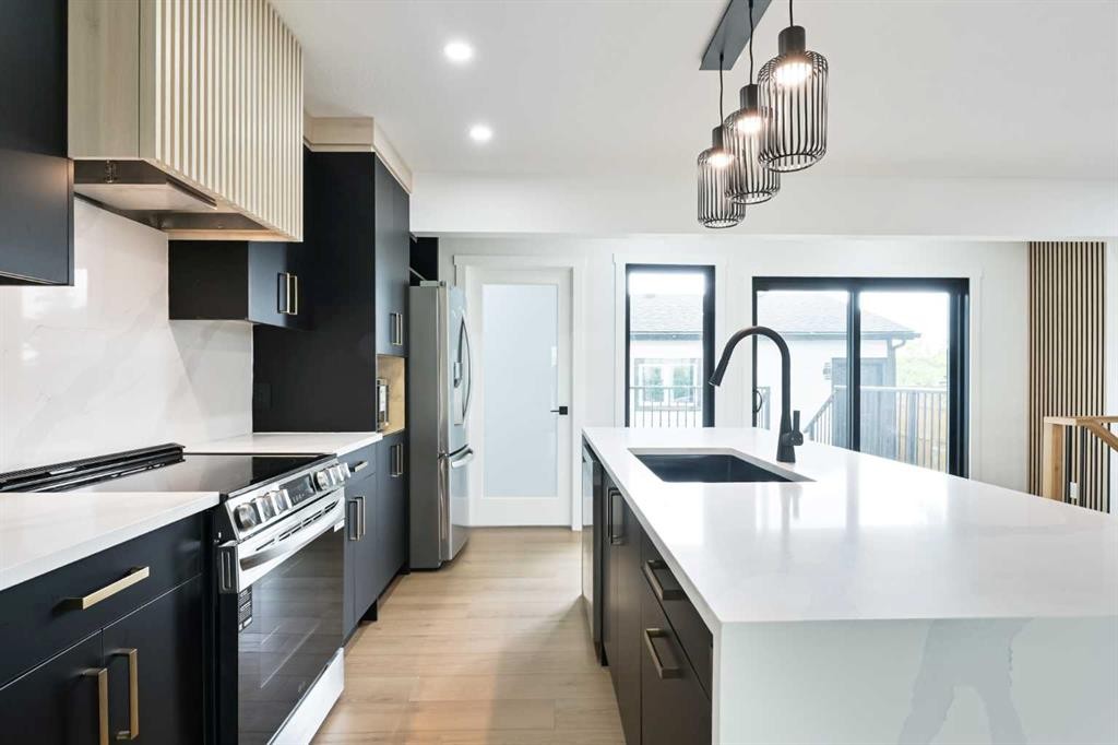 4940 45 Street Sw, Calgary, AB - Indoor Photo Showing Kitchen With Upgraded Kitchen