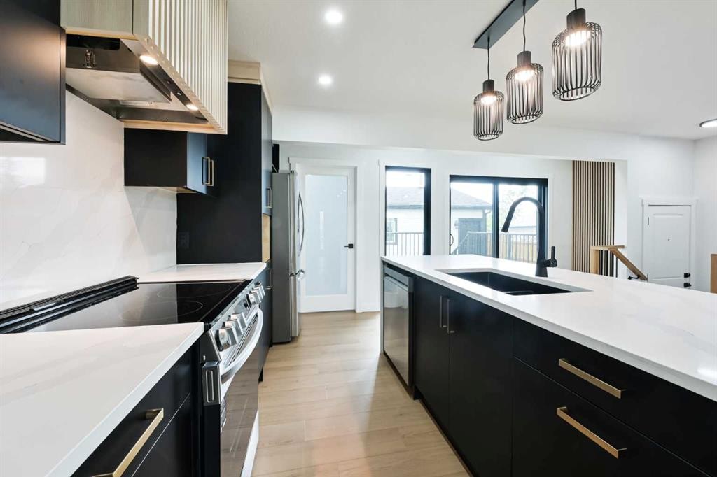 4940 45 Street Sw, Calgary, AB - Indoor Photo Showing Kitchen With Upgraded Kitchen