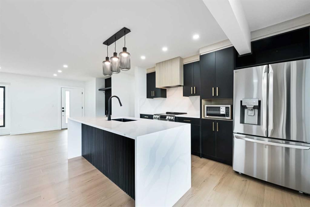 4940 45 Street Sw, Calgary, AB - Indoor Photo Showing Kitchen With Upgraded Kitchen