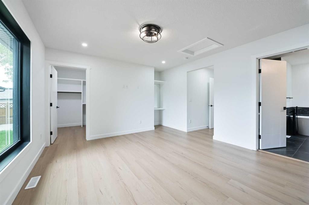 4940 45 Street Sw, Calgary, AB - Indoor Photo Showing Other Room