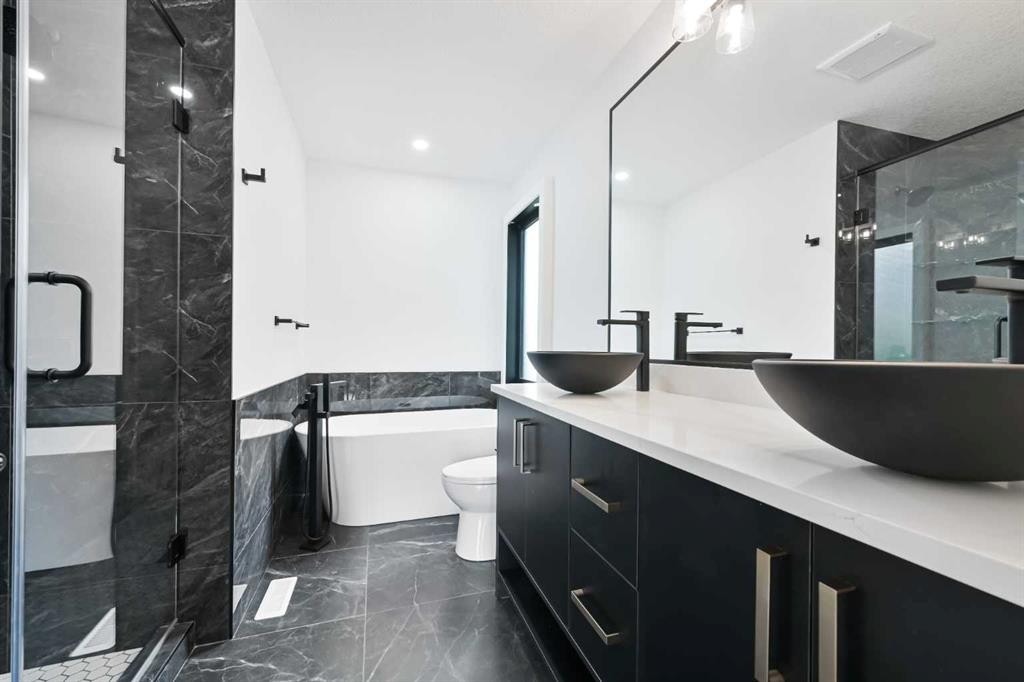 4940 45 Street Sw, Calgary, AB - Indoor Photo Showing Bathroom
