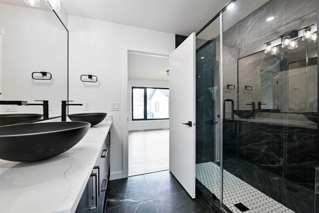 4940 45 Street Sw, Calgary, AB - Indoor Photo Showing Bathroom