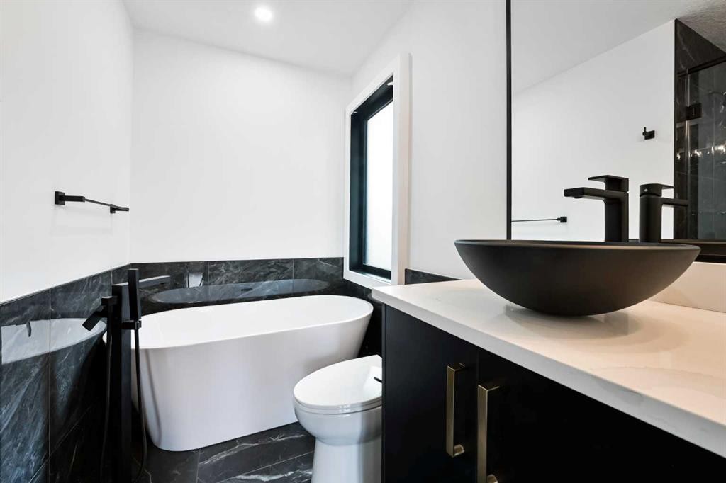 4940 45 Street Sw, Calgary, AB - Indoor Photo Showing Bathroom