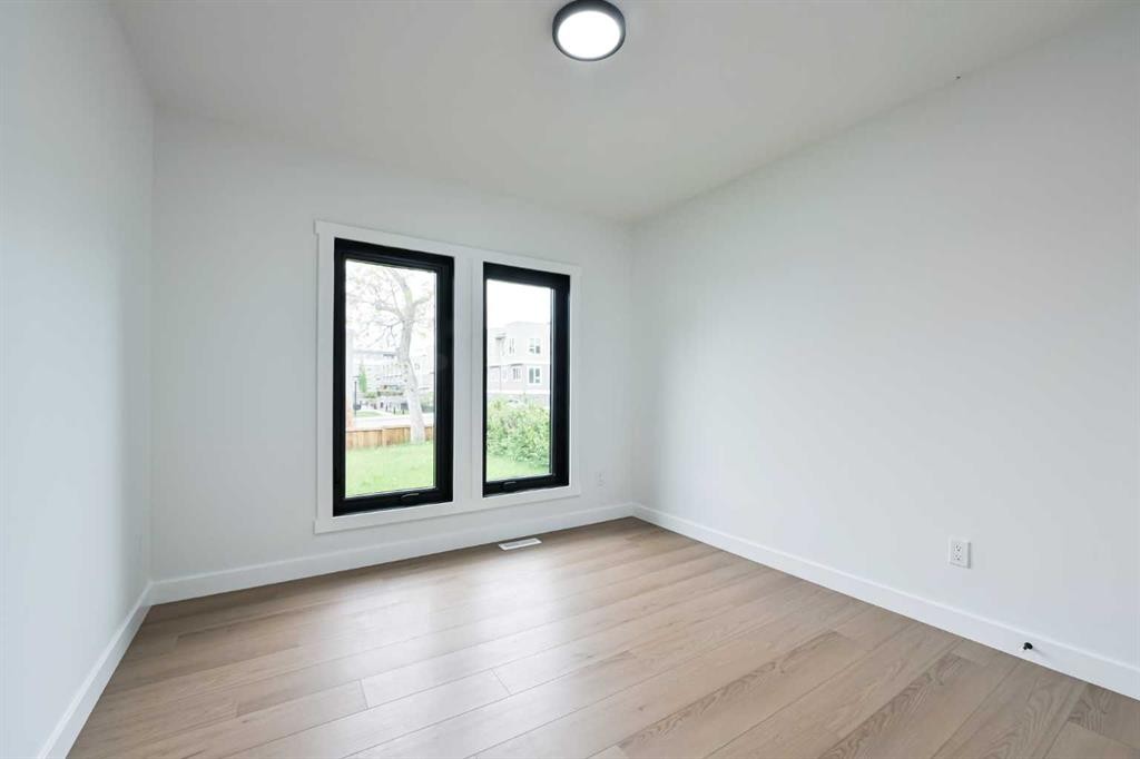4940 45 Street Sw, Calgary, AB - Indoor Photo Showing Other Room