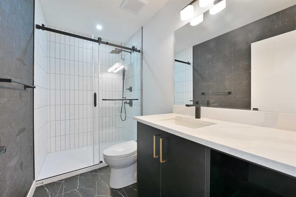 4940 45 Street Sw, Calgary, AB - Indoor Photo Showing Bathroom