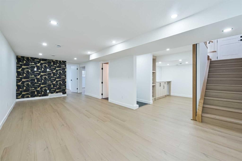 4940 45 Street Sw, Calgary, AB - Indoor Photo Showing Other Room