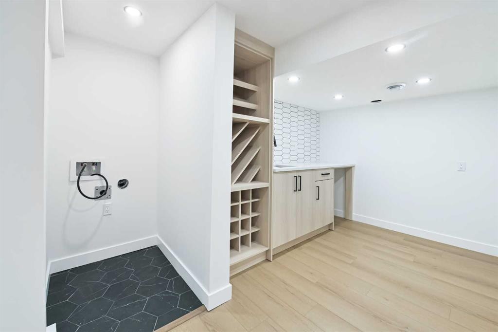 4940 45 Street Sw, Calgary, AB - Indoor Photo Showing Other Room