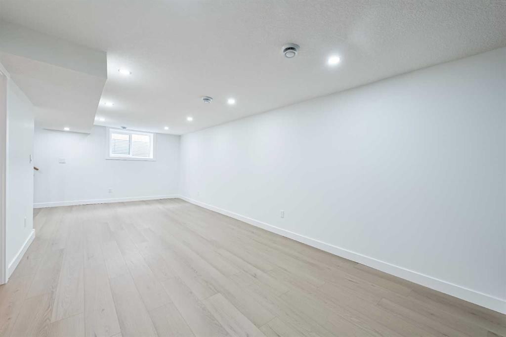4940 45 Street Sw, Calgary, AB - Indoor Photo Showing Other Room