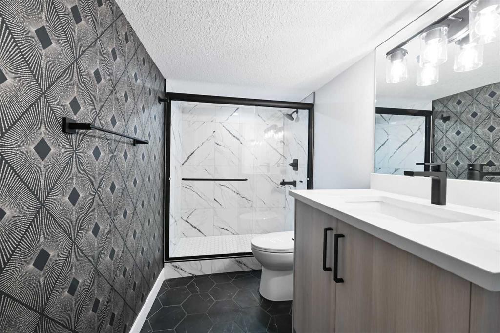 4940 45 Street Sw, Calgary, AB - Indoor Photo Showing Bathroom