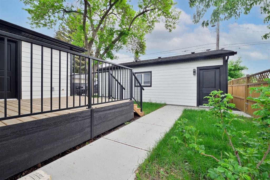 4940 45 Street Sw, Calgary, AB - Outdoor