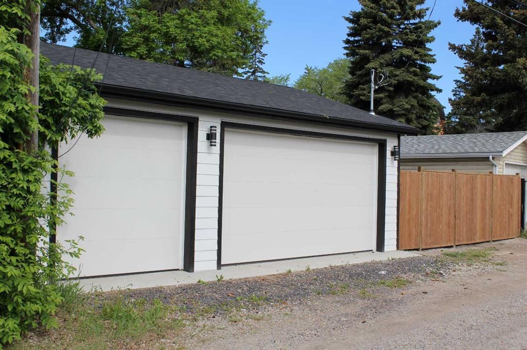 4940 45 Street Sw, Calgary, AB - Outdoor