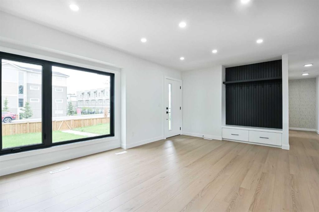 4940 45 Street Sw, Calgary, AB - Indoor Photo Showing Other Room