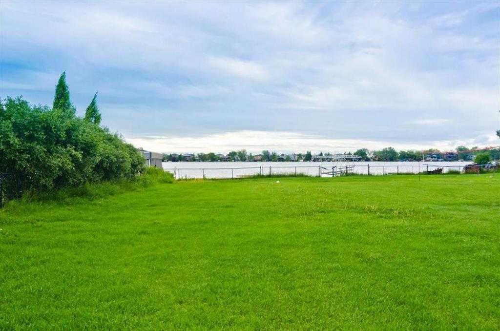 492 West Chestermere Drive, Chestermere, AB