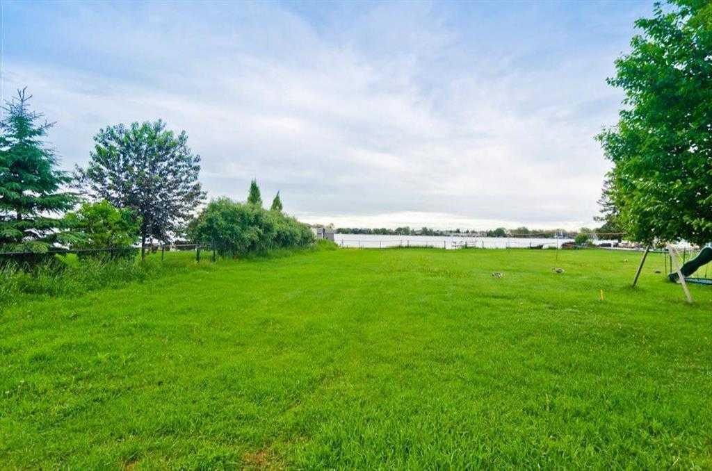 492 West Chestermere Drive, Chestermere, AB