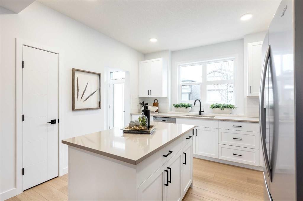 1510 Rangeview Drive Se, Calgary, AB - Indoor Photo Showing Kitchen
