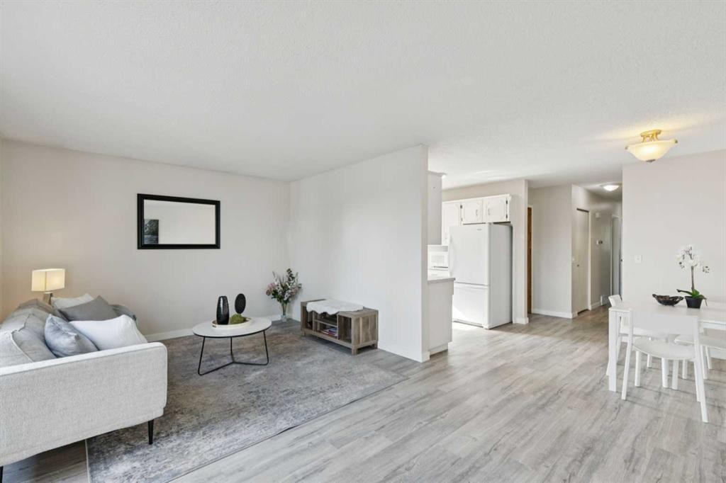 1121 Berkley Drive Nw, Calgary, AB - Indoor Photo Showing Living Room