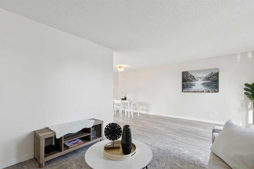 1121 Berkley Drive Nw, Calgary, AB - Indoor