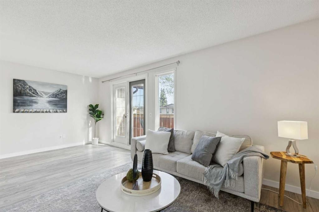 1121 Berkley Drive Nw, Calgary, AB - Indoor Photo Showing Living Room