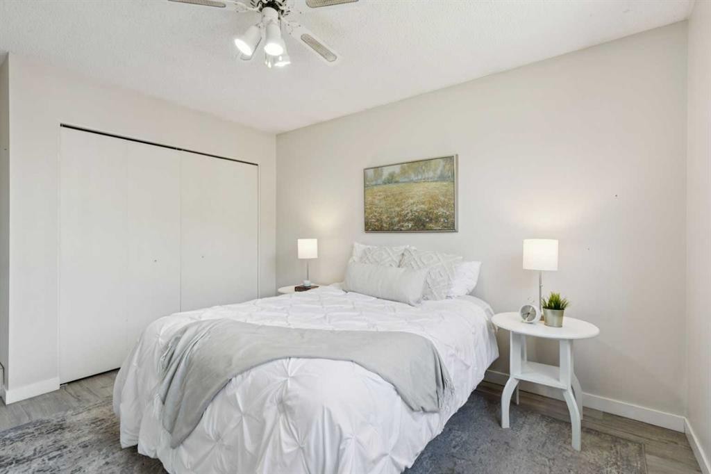 1121 Berkley Drive Nw, Calgary, AB - Indoor Photo Showing Bedroom