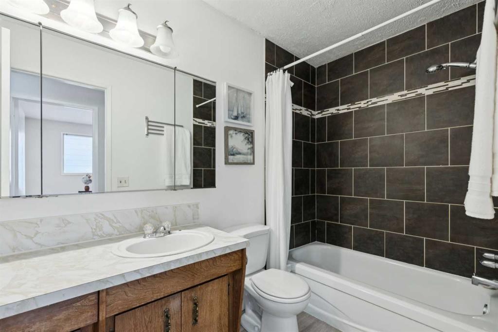 1121 Berkley Drive Nw, Calgary, AB - Indoor Photo Showing Bathroom