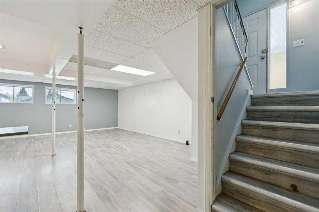 1121 Berkley Drive Nw, Calgary, AB - Indoor Photo Showing Other Room