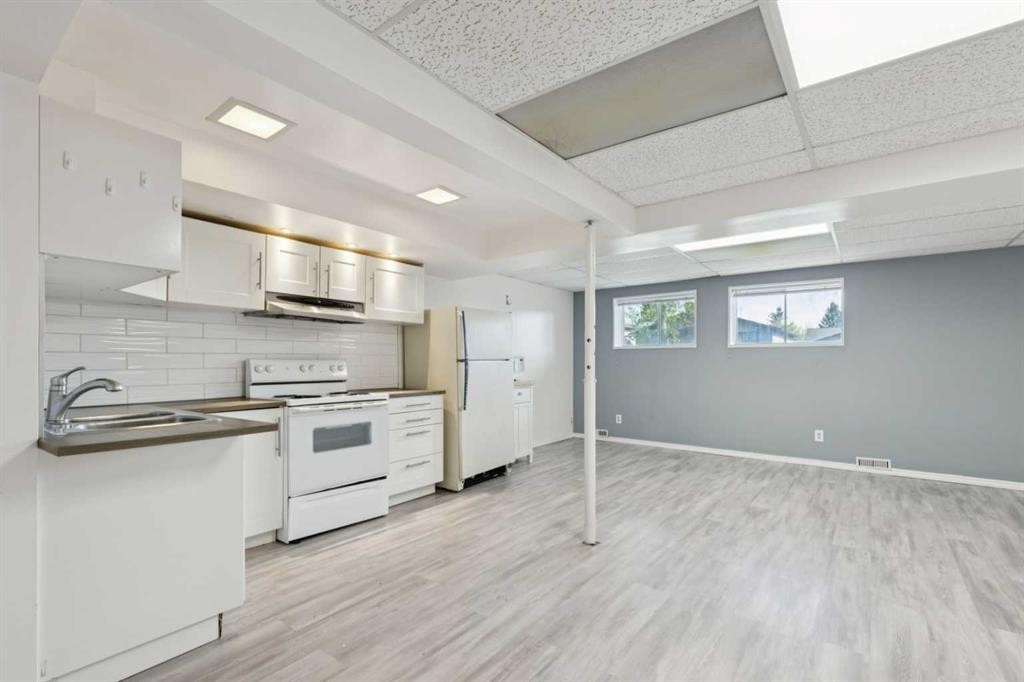 1121 Berkley Drive Nw, Calgary, AB - Indoor Photo Showing Kitchen With Double Sink