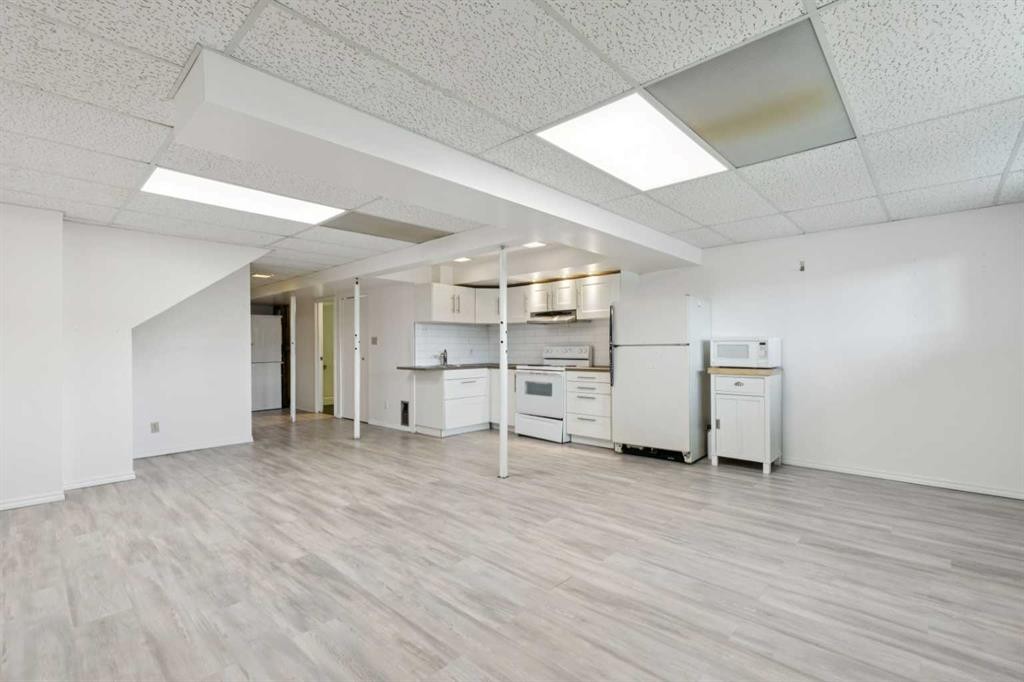 1121 Berkley Drive Nw, Calgary, AB - Indoor Photo Showing Other Room