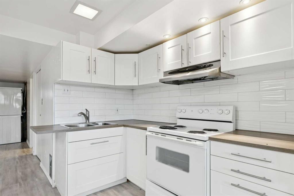 1121 Berkley Drive Nw, Calgary, AB - Indoor Photo Showing Kitchen With Double Sink