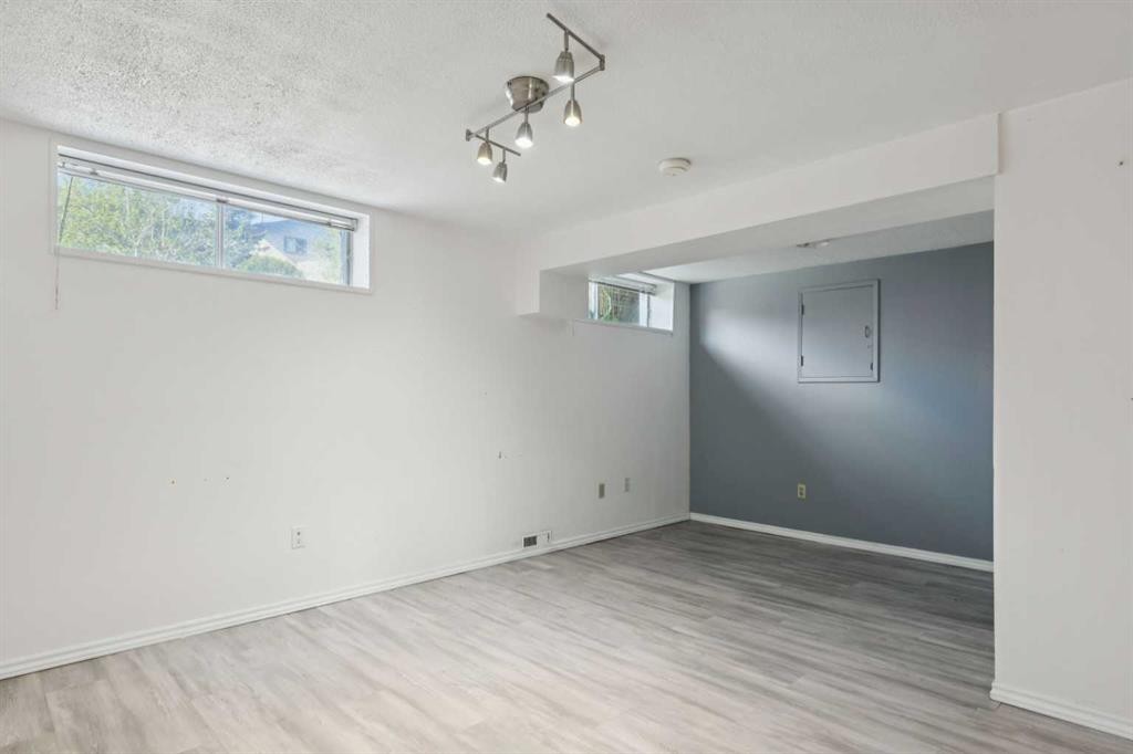 1121 Berkley Drive Nw, Calgary, AB - Indoor Photo Showing Other Room
