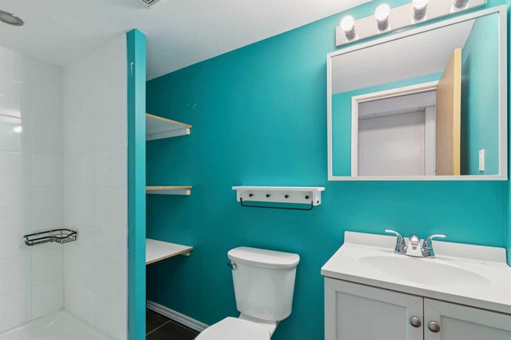 1121 Berkley Drive Nw, Calgary, AB - Indoor Photo Showing Bathroom