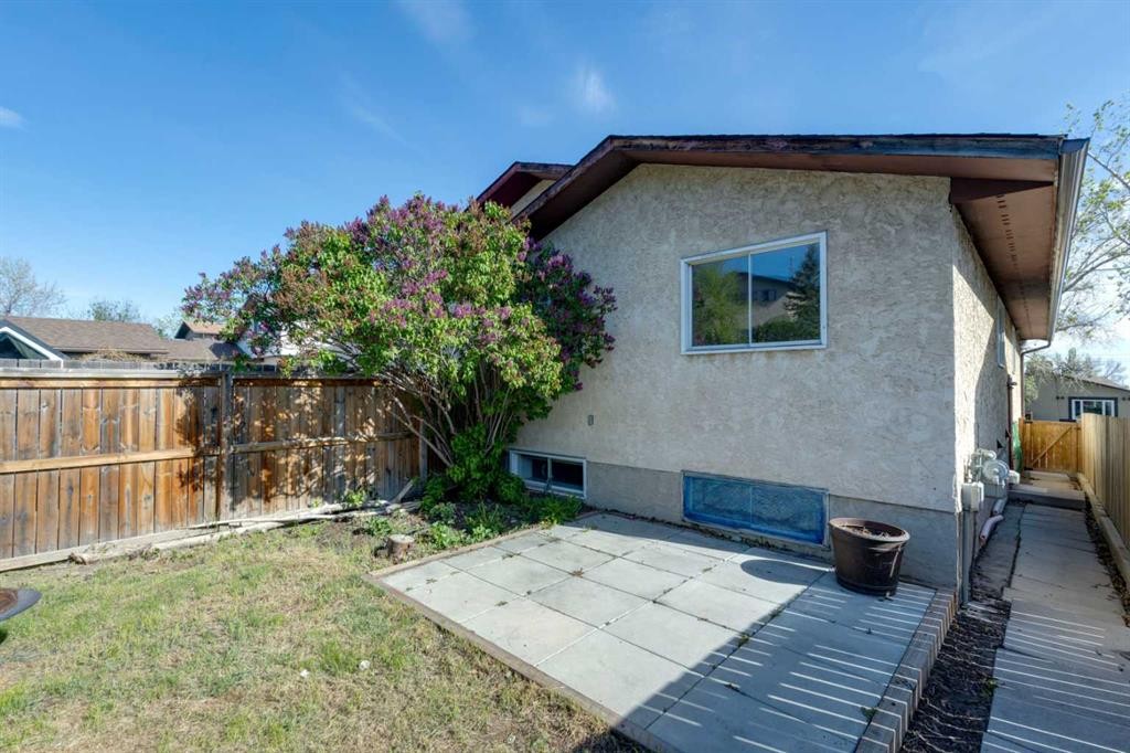 1121 Berkley Drive Nw, Calgary, AB - Outdoor With Exterior