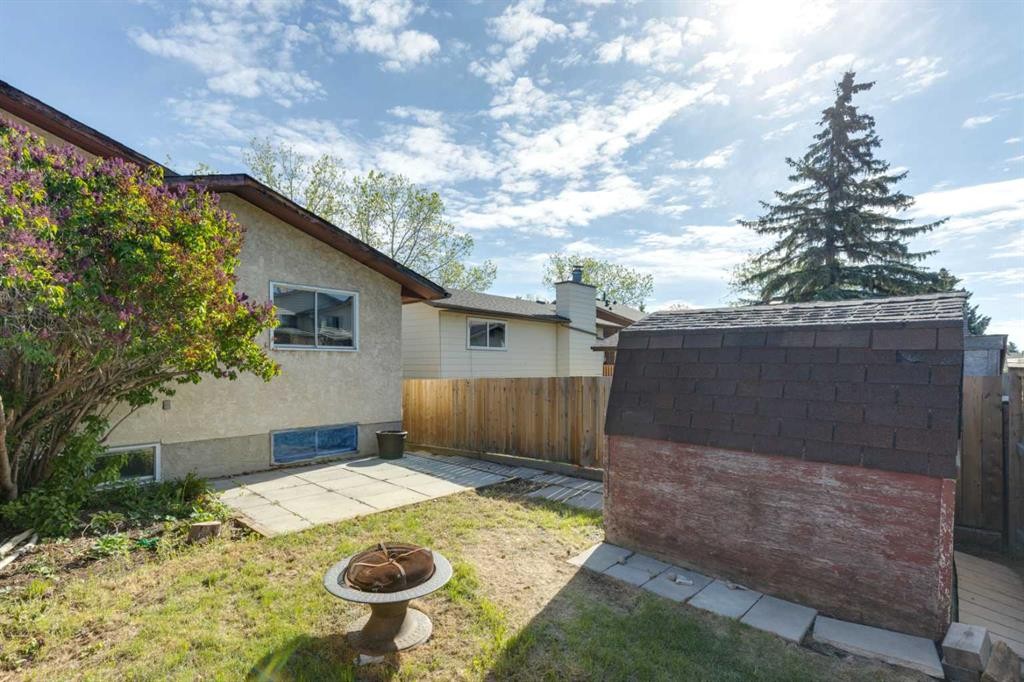 1121 Berkley Drive Nw, Calgary, AB - Outdoor