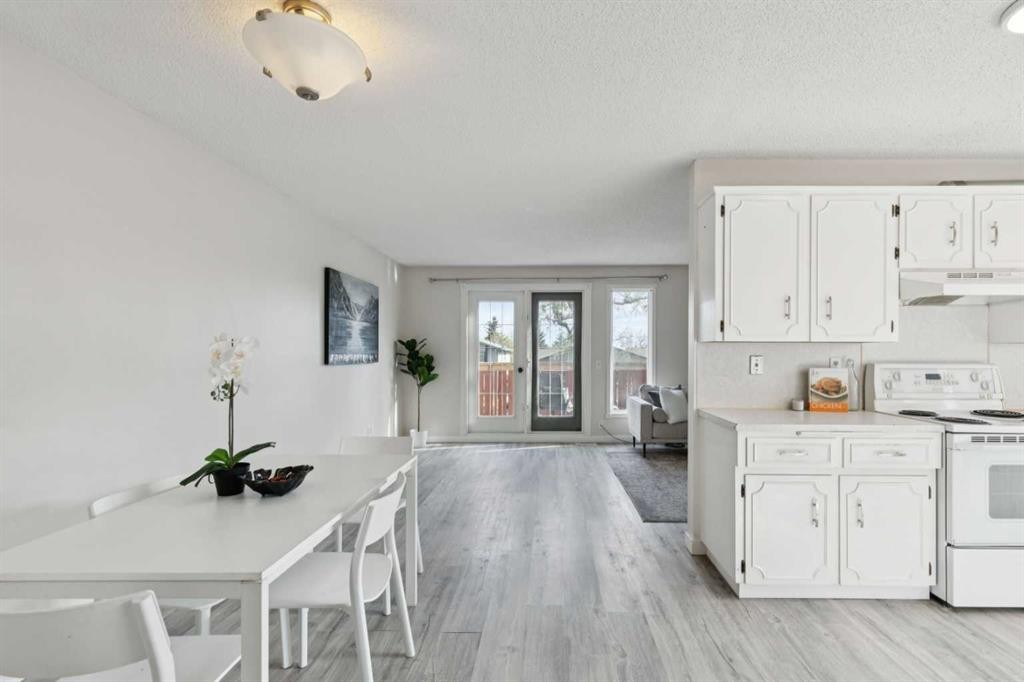1121 Berkley Drive Nw, Calgary, AB - Indoor