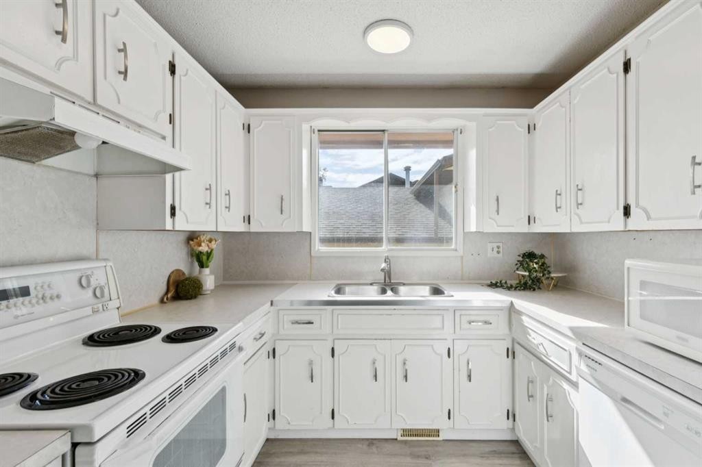 1121 Berkley Drive Nw, Calgary, AB - Indoor Photo Showing Kitchen With Double Sink