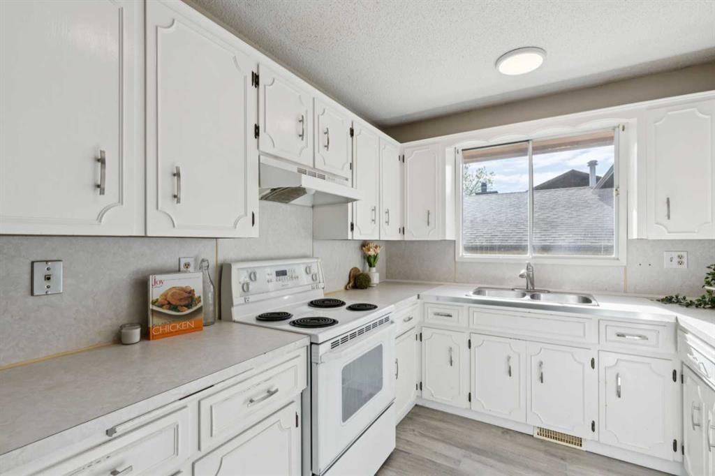 1121 Berkley Drive Nw, Calgary, AB - Indoor Photo Showing Kitchen